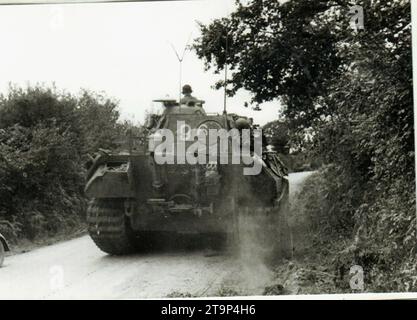 2. Weltkrieg s&W Foto . Deutscher Pantherpanzer auf einer Straße in der Nähe der Normandie 1944 Stockfoto