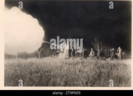 2. Weltkrieg Schwarzweißfoto Deutsche 88mm Geschützfeuer in der Nacht an der Russischen Front . SS KB PK MERZ 1943 . Die Schützen sind von der 2. SS-Panzerdivision das Reich Stockfoto