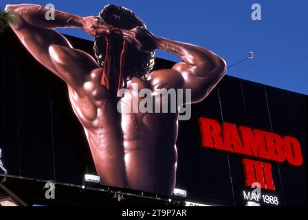 Handgemalte Plakatwand für den Film Rambo lll mit Sylvester Stallone auf dem Sunset Strip in Los Angeles, Kalifornien, 1988 Stockfoto