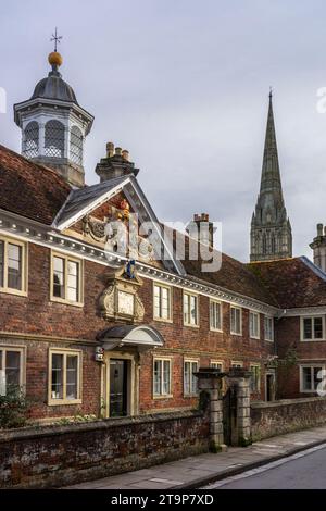 Gebäude entlang der Salisbury High Street mit Blick in Richtung Salisbury Cathedral Spire, Salisbury, Wiltshire, England, Großbritannien Stockfoto