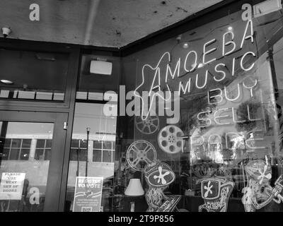 Äußeres Schwarzweißbild des Neonschildes Amoeba Music und Fensterdisplays mit Straßenreflexion auf Glas; Haight District, San Francisco, CA. Stockfoto