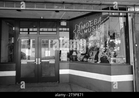 Äußeres Schwarzweißbild des Neonschildes Amoeba Music und Fensterdisplays mit Straßenreflexion auf Glas; Haight District, San Francisco, CA. Stockfoto