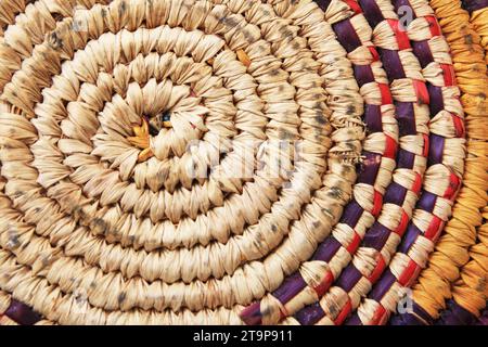 Detail der Mitte des Bodens eines afrikanischen Korbs Stockfoto