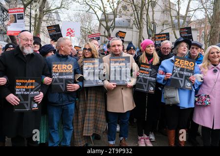 London, Großbritannien. November 2023. Der Marsch gegen den Antisemitismus im Zentrum Londons wird von einer Gruppe öffentlicher Persönlichkeiten wie dem Oberrabbiner Ephraim Mirvis, Rob Rinder, Rachel Riley, Maureen Lipman und Tracey-Ann Oberman geleitet. Zehntausende marschierten von den königlichen Justizgerichten bis zum Parlamentsplatz, bei einem Ereignis, das als die größte seiner Art seit der Schlacht an der Cable Street im Jahr 1936 gilt. Quelle: Eleventh Photography/Alamy Live News Stockfoto