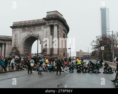 New York, USA, 26. November 2023. Eine Menge Demonstranten blockiert die Straßen auf der Manhattan Bridge, um einen dauerhaften Waffenstillstand im Gaza-Krieg zu erreichen Stockfoto
