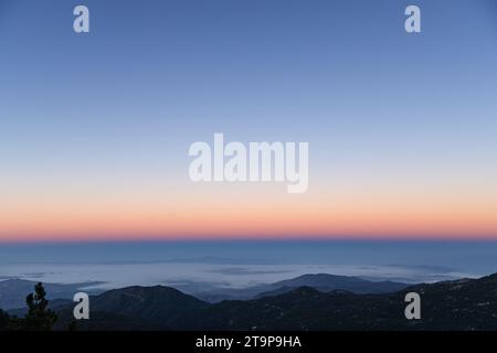 Blick nach Westen über das LA-Becken kurz vor Sonnenaufgang von der San Jacinto Peak Wilderness Stockfoto