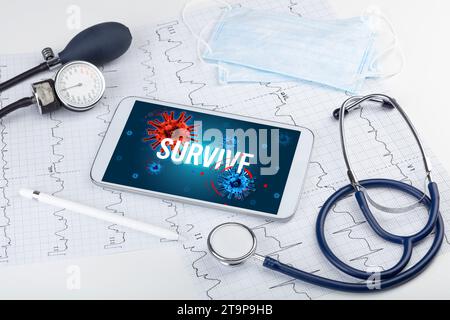 Tablet-pc und Arztgeräte auf weißer Oberfläche Stockfoto