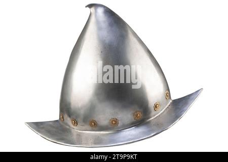 Ein spanischer Eroberer Kamm Morion Steel Helm 16-17. Jahrhundert isoliert Auf weißem Hintergrund Stockfoto