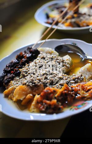 Lontong Kupang ist ein indonesisches Essen, das in der Regel mit Schalentiersatay, Tofu und Lentho serviert wird Stockfoto