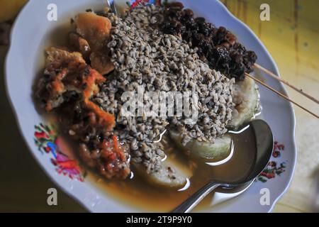 Lontong Kupang ist ein indonesisches Essen, das in der Regel mit Schalentiersatay, Tofu und Lentho serviert wird Stockfoto