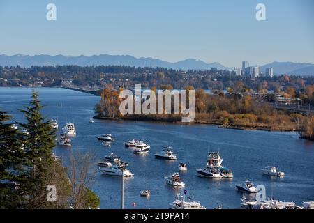 Boote versammeln sich in Union Bay, als die Washington Huskies beim 115. Jährlichen Apple Cup im Husky Stadium in Seattle auf S konkurrieren Stockfoto