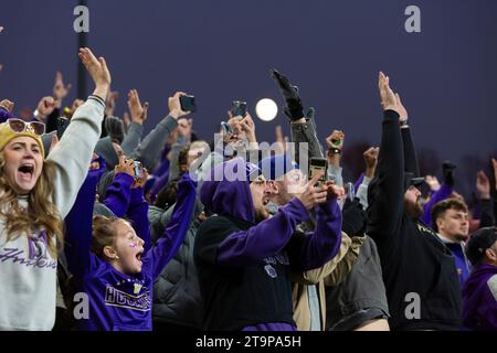 Die Fans jubeln, als die Washington Huskies am Samstag beim 115. Jährlichen Apple Cup im Husky Stadium in Seattle ein gleichbleibendes Feldtor für den Sieg erzielen Stockfoto