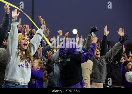 Die Fans jubeln, als die Washington Huskies am Samstag beim 115. Jährlichen Apple Cup im Husky Stadium in Seattle ein gleichbleibendes Feldtor für den Sieg erzielen Stockfoto