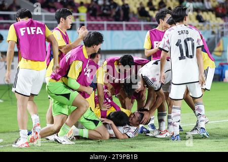 Japans Gaku Nawata, unterster, feiert mit seinen Teamkollegen, nachdem er beim Achtelfinale-Spiel der FIFA U-17-Weltmeisterschaft Indonesien 2023 gegen Spanien 2-1 Japan im Manahan Stadium in Surakarta, Indonesien, am 20. November 2023 das Ausgleichstor erzielt hat. (Foto von AFLO) Stockfoto