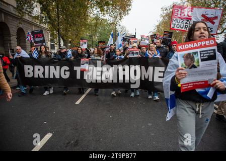 London, Großbritannien. November 2023. Die Demonstranten halten während des marsches Plakate und ein Banner. Zehntausende von Menschen marschierten durch die Londoner Innenstadt vom Royal Court of Justice zum Parliament Square bei der Demonstration gegen Antisemitismus. Nach Angaben der Europäischen Union nimmt der Antisemitismus seit Beginn des Krieges zwischen Israel und der Hamas am 7. Oktober rapide zu. Quelle: SOPA Images Limited/Alamy Live News Stockfoto