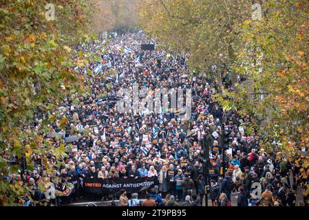 London, Großbritannien. November 2023. Während des Protestes marschiert die Menschenmenge durch Central London. Zehntausende von Menschen marschierten durch die Londoner Innenstadt vom Royal Court of Justice zum Parliament Square bei der Demonstration gegen Antisemitismus. Nach Angaben der Europäischen Union nimmt der Antisemitismus seit Beginn des Krieges zwischen Israel und der Hamas am 7. Oktober rapide zu. Quelle: SOPA Images Limited/Alamy Live News Stockfoto