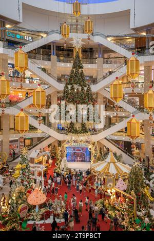 Kuala Lumpur, Malaysia - November 25,2023 : schöne Weihnachtsdekoration im Pavillon Kuala Lumpur. Man kann die Umgebung erkunden und shoppen sehen. Stockfoto