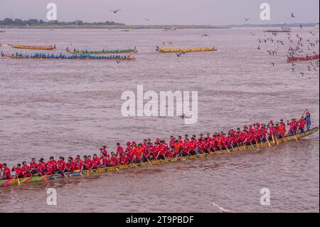 Phnom Penh feiert Bon OM Touk, das Kambodschanische Wasserfestival, mit Drachenbooten auf dem Tonle SAP River. © Kraig Lieb Stockfoto