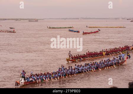 Phnom Penh feiert Bon OM Touk, das Kambodschanische Wasserfestival, mit Drachenbooten auf dem Tonle SAP River. © Kraig Lieb Stockfoto