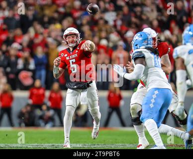 25. November 2023: NC State Senior Brennan Armstrong (5) wirft den Ball. NCAA-Fußballspiel zwischen der University of North Carolina und der NC State University im Carter Finley Stadium, Raleigh, North Carolina. David Beach/CSM Stockfoto