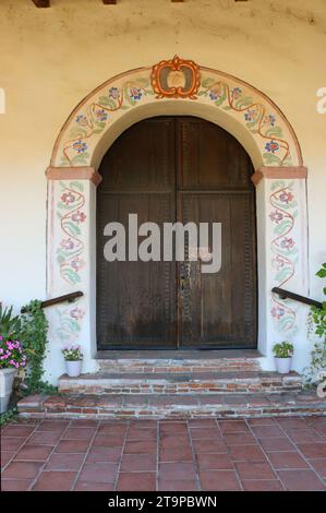 Jolon, Kalifornien, USA - 20. Oktober 2023: Wunderschön gemalte Kirchentür, Mission San Antonio de Padua. Stockfoto