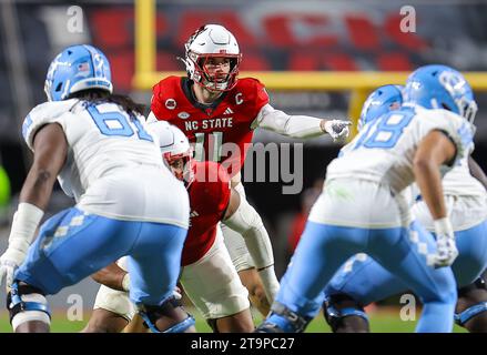 25. November 2023: NC State Senior Payton Wilson (11) leitet den Verkehr. NCAA-Fußballspiel zwischen der University of North Carolina und der NC State University im Carter Finley Stadium, Raleigh, North Carolina. David Beach/CSM Stockfoto