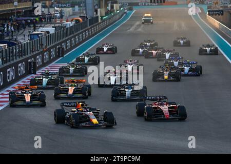 Abu Dhabi, Vereinigte Arabische Emirate (VAE). November 2023. Die Fahrer treten am 26. November 2023 beim Formel-1-Grand Prix von Abu Dhabi in Abu Dhabi, den Vereinigten Arabischen Emiraten (VAE), an. Quelle: Qian Jun/Xinhua/Alamy Live News Stockfoto