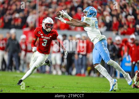 Am 25. November 2023 versucht Devontez Walker (9) aus North Carolina, Fang zu machen. NCAA-Fußballspiel zwischen der University of North Carolina und der NC State University im Carter Finley Stadium, Raleigh, North Carolina. David Beach/CSM Stockfoto