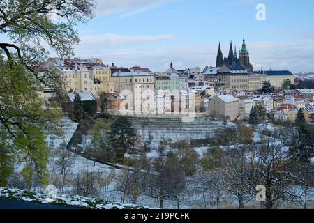 Prag. November 2023. Dieses am 26. November 2023 aufgenommene Foto zeigt einen Stadtanblick nach Schnee in Prag, Tschechien. Quelle: Deng Yaomin/Xinhua/Alamy Live News Stockfoto