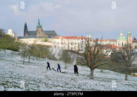 Prag, Tschechische Republik. November 2023. Die Menschen spielen mit Schnee auf dem Petrin-Hügel in Prag, Tschechien, 26. November 2023. Quelle: Deng Yaomin/Xinhua/Alamy Live News Stockfoto