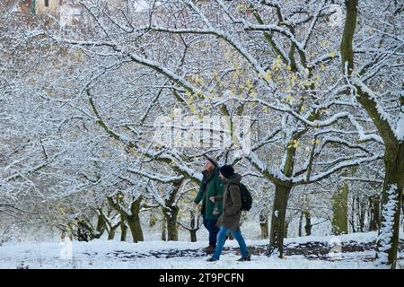 Prag, Tschechische Republik. November 2023. Die Menschen machen einen Spaziergang auf dem Petrin-Hügel in Prag, Tschechien, 26. November 2023. Quelle: Deng Yaomin/Xinhua/Alamy Live News Stockfoto