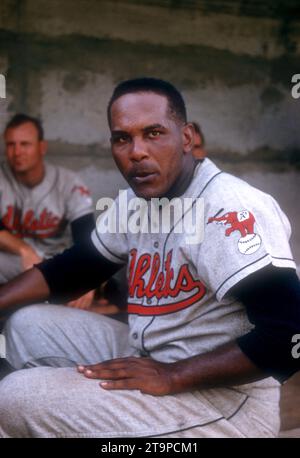 FL - MÄRZ 1957: VIC Power #7 der Kansas City Athletics sitzt auf der Einstiegsstufe während eines MLB Spring Training Spiels um März 1957 in Florida. (Foto von Hy Peskin) *** Lokale Bildunterschrift *** Vic Power Stockfoto