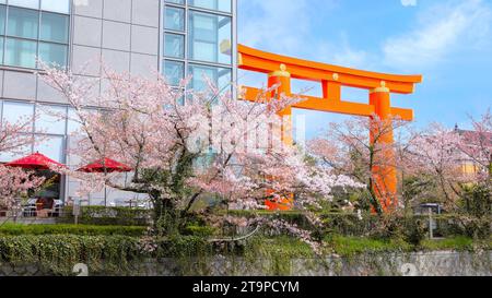 Kyoto, Japan - 2. April 2023: Bootstour auf dem Okazaki Jikkokubune, 3 km vom Nanzenji-Bootsanleger zum Ebisu-Staudamm und hin- und Rückfahrt Stockfoto
