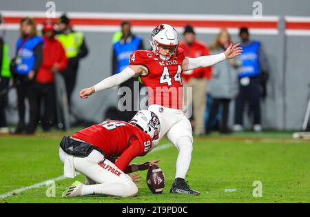 25. November 2023: Brayden Narveson (44), Senior von NC State, schlägt Feldziel zum Ende der 1. Halbzeit. NCAA-Fußballspiel zwischen der University of North Carolina und der NC State University im Carter Finley Stadium, Raleigh, North Carolina. David Beach/CSM Stockfoto