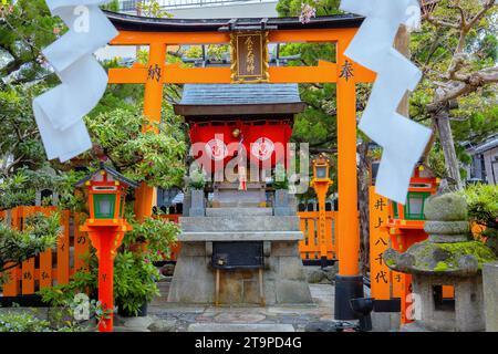 Kyoto, Japan - 6. April 2023: Tatsumi Daimyojin-Schrein in der Nähe der Tatsumu-Bashi-Brücke im Stadtteil Gion Stockfoto