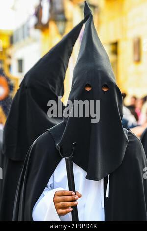 Pönitenten mit Capirot-Hüten während der Karfreitagsparade zum Gedenken an die Kreuzigung und den Tod Jesu Christi in Oaxaca, Mexiko Stockfoto