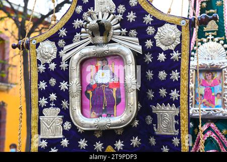 Bruderschaften Banner, Osterzeit Karfreitag stumme Parade zum Gedenken an die Kreuzigung und den Tod Jesu Christi, in Oaxaca Stadt, Mexiko Stockfoto