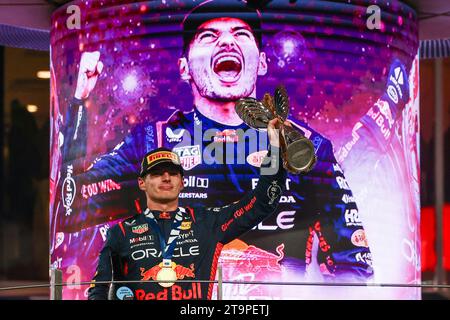 Abu Dhabi, Vereinigte Arabische Emirate. November 2023. MAX VERSTAPPEN von Red Bull Racing mit einer Trophäe auf dem Podium, nachdem er den Formel 1-Grand Prix von Abu Dhabi auf dem Yas Marina Circuit gewonnen hatte. (Kreditbild: © Beata Zawrzel/ZUMA Press Wire) NUR REDAKTIONELLE VERWENDUNG! Nicht für kommerzielle ZWECKE! Stockfoto