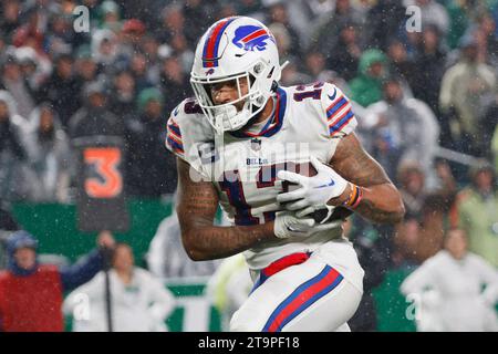 Philadelphia, Usa. November 2023. Der Buffalo Bills Wide Receiver Gabe Davis (13) führt einen Touchdown während der zweiten Hälfte der NFL-Aktion gegen die Philadelphia Eagles im Lincoln Financial Field in Philadelphia am Sonntag, den 26. November 2023. Foto: Laurence Kesterson/UPI Credit: UPI/Alamy Live News Stockfoto