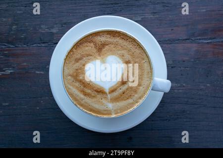 Blick auf Cappuccino aus einem hohen Winkel mit herzförmiger Liebeskunst. Stockfoto