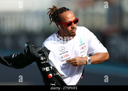 Abu Dhabi, Vereinigte Arabische Emirate. November 2023. ABU DHABI, VEREINIGTE ARABISCHE Emirate - 26. NOVEMBER: Lewis HAMILTON von Mercedes GP während des F1 Grand Prix von Abu Dhabi auf dem Yas Marina Circuit am 26. November 2023 in Abu Dhabi, Vereinigte Arabische Emirate. (Foto von Amin Jamali/ATP Images) (JAMALI Amin/ATP/SPP) Credit: SPP Sport Press Photo. /Alamy Live News Stockfoto