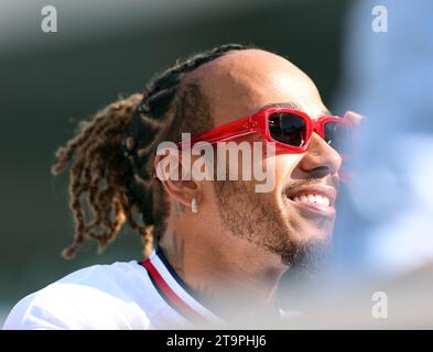 Abu Dhabi, Vereinigte Arabische Emirate. November 2023. ABU DHABI, VEREINIGTE ARABISCHE Emirate - 26. NOVEMBER: Lewis HAMILTON von Mercedes GP während des F1 Grand Prix von Abu Dhabi auf dem Yas Marina Circuit am 26. November 2023 in Abu Dhabi, Vereinigte Arabische Emirate. (Foto von Amin Jamali/ATP Images) (JAMALI Amin/ATP/SPP) Credit: SPP Sport Press Photo. /Alamy Live News Stockfoto