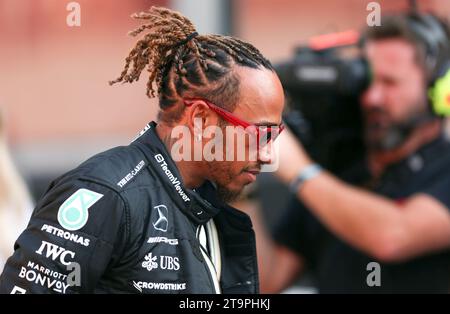 Abu Dhabi, Vereinigte Arabische Emirate. November 2023. ABU DHABI, VEREINIGTE ARABISCHE Emirate - 26. NOVEMBER: Lewis HAMILTON von Mercedes GP während des F1 Grand Prix von Abu Dhabi auf dem Yas Marina Circuit am 26. November 2023 in Abu Dhabi, Vereinigte Arabische Emirate. (Foto von Amin Jamali/ATP Images) (JAMALI Amin/ATP/SPP) Credit: SPP Sport Press Photo. /Alamy Live News Stockfoto