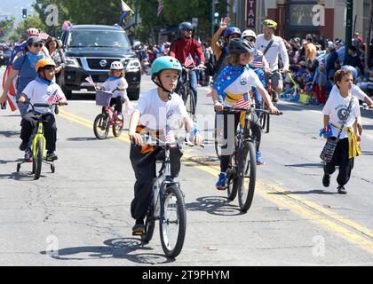 Alameda, KALIFORNIEN - 4. Juli 2023: Alameda Parade am 4. Juli, eine der größten und längsten Parade am Unabhängigkeitstag der USA. Nicht identifizierter Teilnehmer Stockfoto