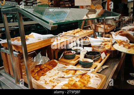 Buffet und jede Menge Essen im Hotel Stockfoto