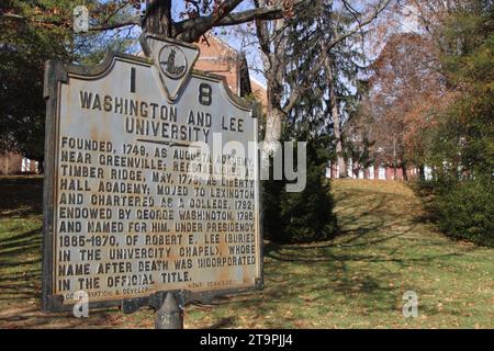 Lexington, USA. November 2023. Der Campus der Washington and Lee University wurde am 26. November 2023 im Herbstlaub in Lexington, Virginia, USA gesehen. Washington and Lee ist eine private Hochschule für Geisteswissenschaften und eine der ältesten Hochschulen in den Vereinigten Staaten. (Foto: Carlos Kosienski/SIPA USA) Credit: SIPA USA/Alamy Live News Stockfoto