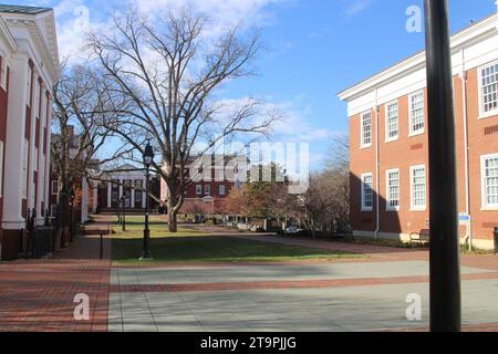 Lexington, USA. November 2023. Der Campus der Washington and Lee University wurde am 26. November 2023 im Herbstlaub in Lexington, Virginia, USA gesehen. Washington and Lee ist eine private Hochschule für Geisteswissenschaften und eine der ältesten Hochschulen in den Vereinigten Staaten. (Foto: Carlos Kosienski/SIPA USA) Credit: SIPA USA/Alamy Live News Stockfoto