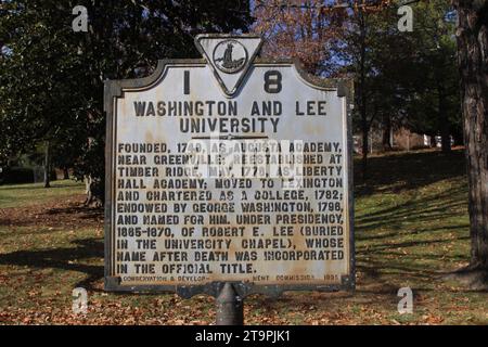 Lexington, USA. November 2023. Der Campus der Washington and Lee University wurde am 26. November 2023 im Herbstlaub in Lexington, Virginia, USA gesehen. Washington and Lee ist eine private Hochschule für Geisteswissenschaften und eine der ältesten Hochschulen in den Vereinigten Staaten. (Foto: Carlos Kosienski/SIPA USA) Credit: SIPA USA/Alamy Live News Stockfoto