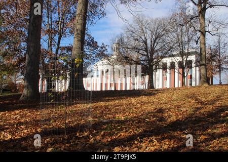 Lexington, USA. November 2023. Der Campus der Washington and Lee University wurde am 26. November 2023 im Herbstlaub in Lexington, Virginia, USA gesehen. Washington and Lee ist eine private Hochschule für Geisteswissenschaften und eine der ältesten Hochschulen in den Vereinigten Staaten. (Foto: Carlos Kosienski/SIPA USA) Credit: SIPA USA/Alamy Live News Stockfoto