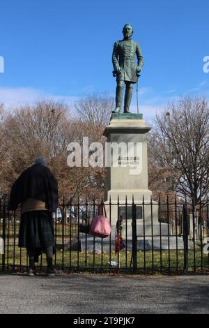 Lexington, USA. November 2023. Eine Person zollt Respekt vor dem Ort der ewigen Ruhe von General Thomas Jonathan 'Stonewall' Jackson auf dem Oak Grove Cemetery in Lexington, Virginia, USA, am 26. November 2023. Stonewall wird von Militärhistorikern als einer der begabtesten taktischen Kommandanten der US-Geschichte angesehen. (Foto: Carlos Kosienski/SIPA USA) Credit: SIPA USA/Alamy Live News Stockfoto